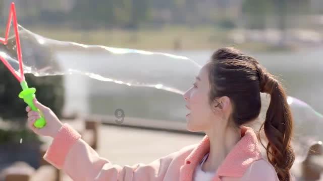 可爱啄木鸟逃脱