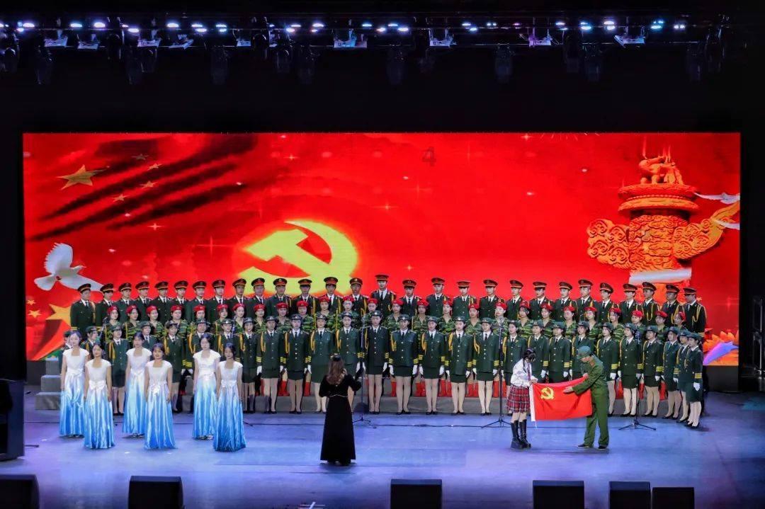 雪天女子骑车摔倒，索性躺地上自拍，在哪里跌倒就在哪里拍照